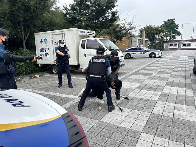 [울산=뉴시스]20일 울산경찰청과 유관기관 관계자들이 울산 동구 현대백화점 일원에서 흉기 난동, 묻지마 폭행 등 이상동기 범죄 대응력을 높이기 위한 합동 야외기동훈련(FTX)을 진행하고 있다. (사진=울산경찰청 제공) 2023.09.20. photo@newsis.com *재판매 및 DB 금지