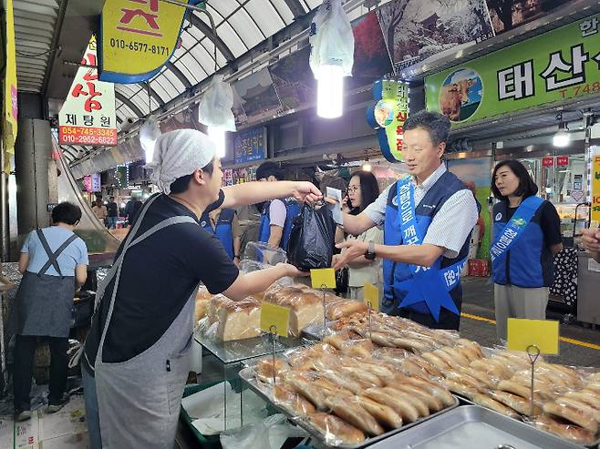 전대욱 한수원 관리본부장이 경주의 전통시장을 찾아 장을 보고 있다. 한수원 제공