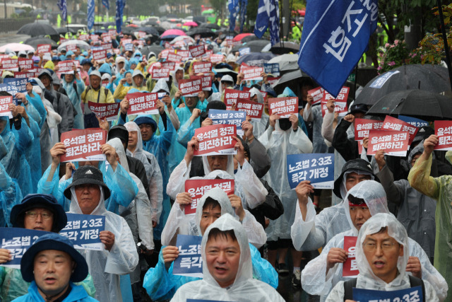 ▲금속노조 조합원들이 20일 오후 서울 용산구 대통령실 앞에서 결의대회를 열고 '노란봉투법'(노동조합 및 노동관계조정법 2·3조 개정안) 처리와 불법파견 해결을 촉구하고 있다. ⓒ연합뉴스