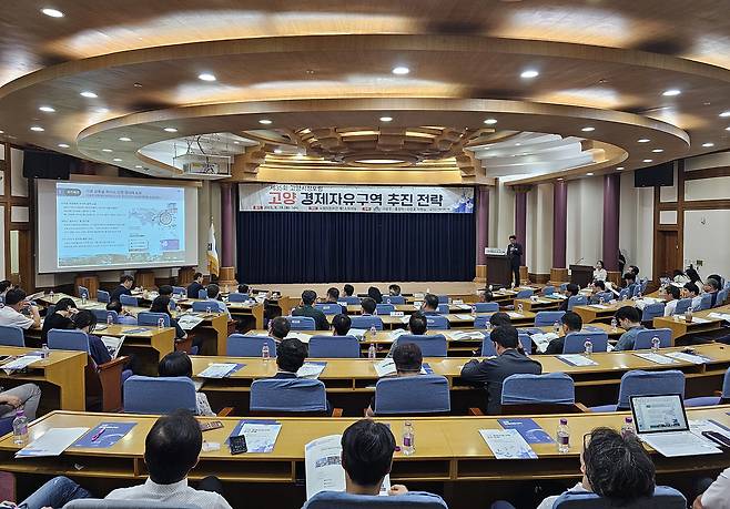 19일 서울 국회의원회관에서 고양특례시의 경제자유구역 지정 추진과 관련한 의제를 발굴하고 대응 방안을 모색하는‘고양 경제자유구역 지정 추진 전략’포럼이 개최됐다.
