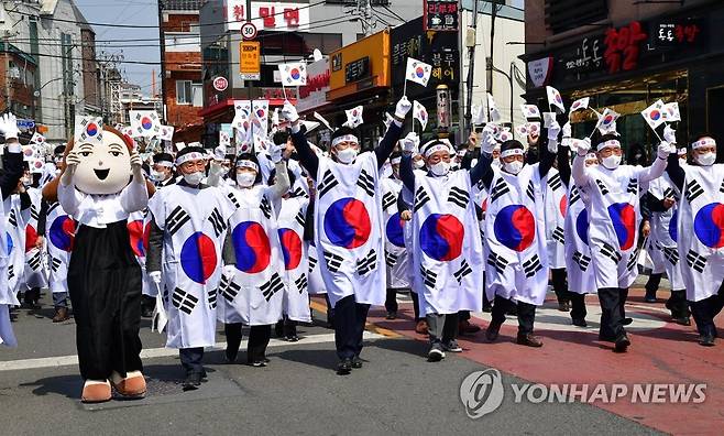 울산 병영만세운동 재현 행사 (울산=연합뉴스) 울산 병영 3.1만세운동 재현 행사가 6일 울산 중구 병영 일대에서 열리고 있다. 2022.4.6 [울산 중구 제공. 재판매 및 DB 금지] canto@yna.co.kr