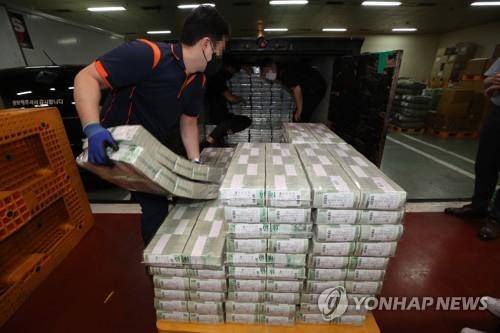 명절 자금 방출 [연합뉴스 자료사진]