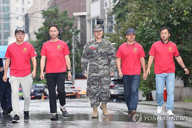 박정훈 전 수사단장, 피의자 신분으로 군검찰 출석 (서울=연합뉴스) 임화영 기자 = 항명과 상관 명예훼손 등 혐의를 받는 박정훈 전 해병대 수사단장(대령)이 20일 오후 서울 용산구 국방부 군검찰에 피의자 신분으로 출석하고 있다. 2023.9.20 hwayoung7@yna.co.kr