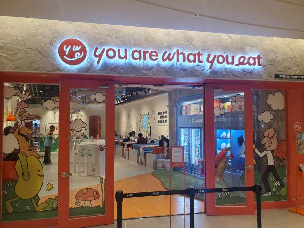 신세계푸드가 식물성 대안식 브랜드 ‘유아왓유잇(You are What you Eat)’을 론칭하면서 함께 선보인 식물성 대안식 레스토랑 전경. 강남 스타필드 코엑스몰 지하 1층에 위치한 해당 매장은 9월 21일부터 정식 오픈한다.(사진=이후섭 기자)