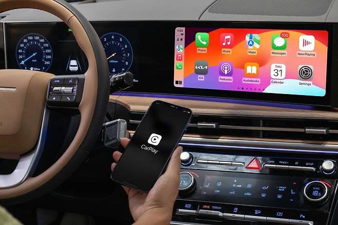 애플 카플레이가 차량과 무선으로 연결된 모습
