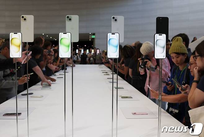 12일(현지시간) 미국 캘리포니아 쿠퍼티노 애플 본사에서 열린 신제품 출시행사 '원더러스트(Wonderlust)'에서 사람들이 새로 출시된 아이폰 15 시리즈를 둘러보고 있다. 2023.09.12/ ⓒ AFP=뉴스1 ⓒ News1 홍유진 기자