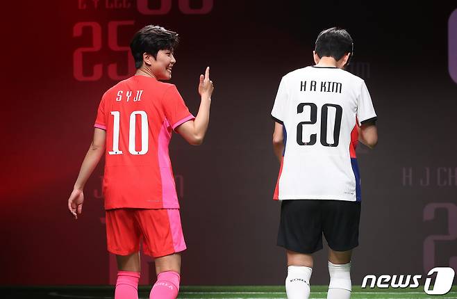 대한민국 여자 축구 국가대표팀 지소연과 김혜리./뉴스1 ⓒ News1 박지혜 기자