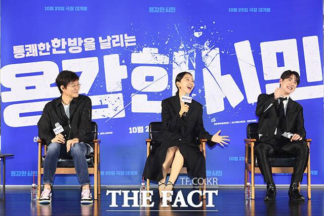 박진표 감독과 배우 신혜선, 이준영(왼쪽부터)이 21일 오후 서울 광진구 롯데시네마 건대입구점에서 열린 웨이브 영화 '용감한 시민' 제작보고회에 참석해 취재진의 질문에 답하고 있다. /장윤석 인턴기자