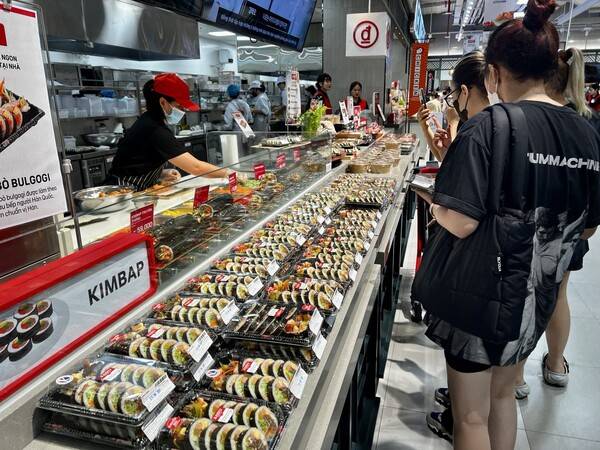 롯데마트 '요리하다 키친' 코너에서 김밥을 구입하기 위해 대기하고 있는 현지 고객들의 모습. (사진=이승주 기자)