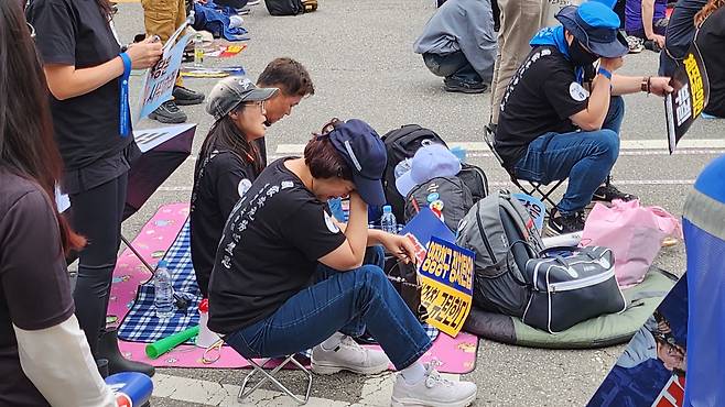 21일 오후 4시 40분쯤 더불어민주당 이재명 대표의 체포동의안이 가결되자 이 대표 지지자들이 눈물을 보이고 있다. /정해민 기자