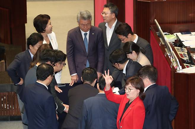 양금희 국민의힘 의원이 21일 오후 서울 여의도 국회에서 열린 제410회 국회(정기회) 제8차 본회의에서 이재명 더불어민주당 대표에 대한 체포동의안 개표 중 김기현 대표를 향해 오케이 손짓을 보이고 있다. /뉴스1