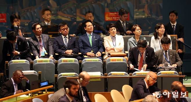 김은혜 홍보수석, 장성민 미래전략기획관, 최상목 경제수석 등이 20일(현지시간) 뉴욕 유엔 총회장에서 윤석열 대통령의 기조연설을 듣고 있다. 뉴욕=최혁중 기자 sajinman@donga.com