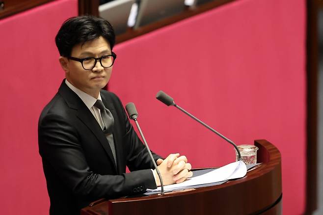 한동훈 법무장관이 21일 오후 서울 여의도 국회에서 열린 제410회 국회(정기회) 제8차 본회의에서 국회의원(이재명) 체포동의안에 대한 체포동의요청 이유설명 중 야당 의원의 항의로 발언을 멈추고 있. 2023.9.21/뉴스1