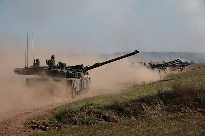 한국산 K2 탱크에 탑승한 폴란드 군인. 기사와 직접적 관련 없음. 사진=로이터 연합뉴스