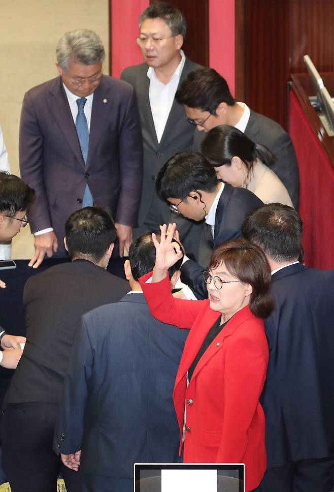 "가결됐어요" 사인 보내는 與의원. 양금희 국민의힘 의원(맨 앞)이 21일 오후 국회에서 열린 제410회 국회(정기회) 제8차 본회의에서 이재명 더불어민주당 대표에 대한 체포동의안 개표 중 김기현 대표 등 지도부를 향해 가결을 의미하는 오케이 손짓을 보이고 있다. 뉴스1