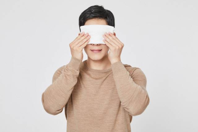 눈이 건조할 때 온찜질을 해주면 눈의 혈액순환에 도움이 되고 안구건조증 개선 효과도 볼 수 있다./사진=클립아트코리아