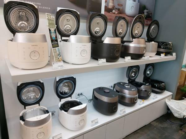 경기도 고양시 한 쿠쿠 매장에 진열된 전기밥솥. IS포토