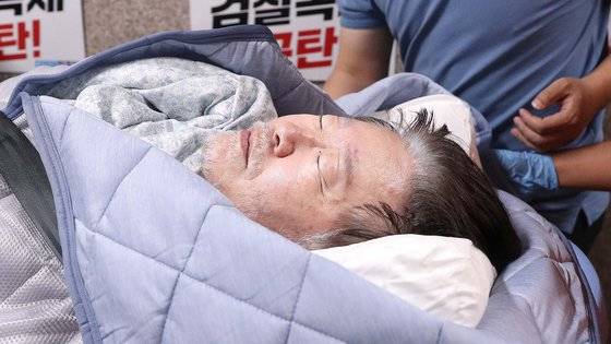 이재명 더불어민주당 대표가 지난 18일 오전 서울 여의도 국회 당 대표실에서 119 구급대에 의해 병원으로 이송되고 있다. 뉴스1
