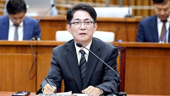 이균용 대법원장 후보자가 20일 서울 여의도 국회에서 열린 인사청문회에서 의원들의 질의에 답변하고 있다. 뉴스1