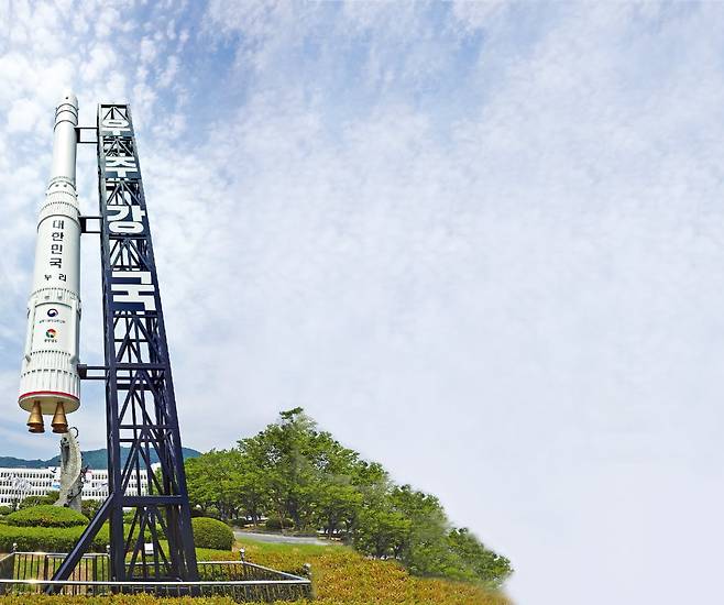 경상남도는 도청 정문에 우주발사체 ‘누리호’ 모형을 설치해 우주항공산업을 선도하겠다는 의지를 보여주고 있다.  경상남도 제공