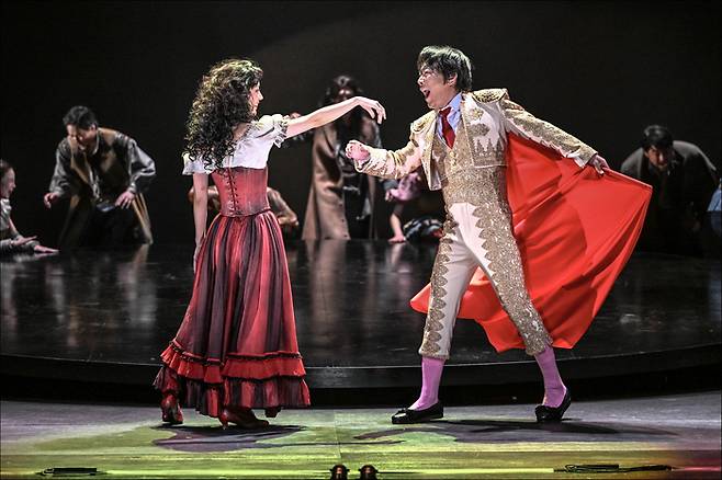 서울시극단 신작 연극 <카르멘>의 주인공들인 ‘카르멘’ 역의 서지우(왼쪽)와 ‘돈 호세’ 역의 김병희가 지난 8일 서울 세종문화회관에서 열린 프레스콜에서 연기를 펼치고 있다. 세종문화회관 제공