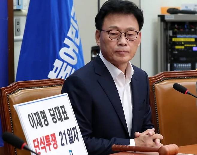 Lee Jae-myung’s empty seat: Park Kwang-on, floor leader of the Democratic Party of Korea, gazes at the empty seat of party leader Lee Jae-myung, who was hospitalized while engaging in a hunger strike, at a meeting of the party’s Supreme Council in the National Assembly on September 20. Bak Min-gyu, Senior Reporter