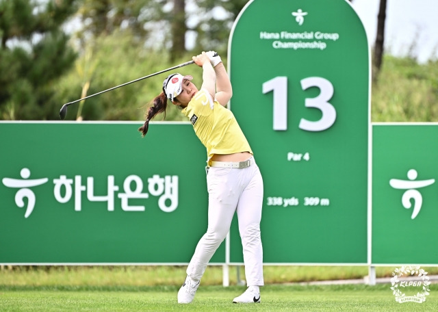 하나금융그룹 챔피언십 1R에서 공동 선두에 오른 이소영이 13번홀에서 티샷을 날리고 있다. KLPGA