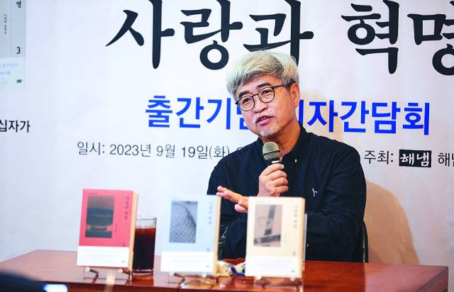 소설가 김탁환이 지난 19일 서울 중구 한 카페에서 열린 ‘사랑과 혁명’ 출간 기념 기자 간담회에서 질문에 답하고 있다. 그는 전남 곡성에 살면서 소설을 썼고 일곱 차례 퇴고했다고 말했다. 해냄 제공