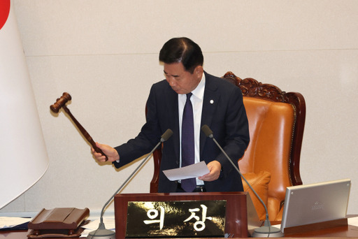 김진표 국회의장이 21일 국회 본회의장에서 더불어민주당 이재명 대표 체포동의안 가결을 선언하고 있다. 연합뉴스