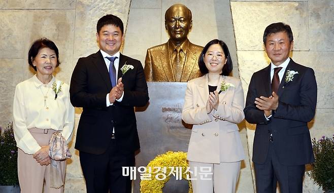 포니정 영리더 시상식이 20일 서울 강남구 아이파크타워에서 열렸다.  왼쪽부터 고(故) 정세영 HDC그룹(전 현대산업개발) 명예회장의 부인 박영자 여사, 윤효상 한국과학기술원 교수, 백민경 서울대학교 교수, 정몽규 포니정재단 이사장.  [김호영기자]