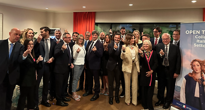 주한 이탈리아 대사관저에서 열린 관광설명회 기념 촬영 현장.  /사진= 강예신 여행+ 기자