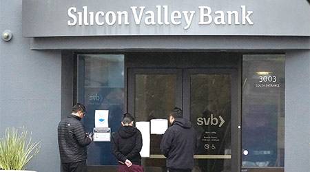 지난 3월 사람들이 미국 캘리포니아주에 있는 실리콘밸리은행(SVB) 입구에 게시된 표지판을 보고 있다. (AP)