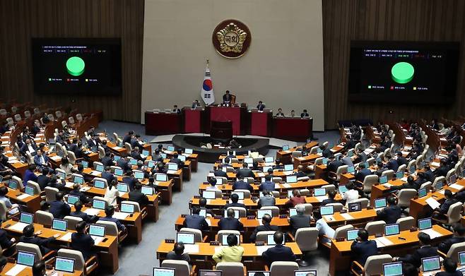 21일 오후 서울 여의도 국회 본회의장에서 열린 제410회국회(정기회) 제8차 본회의에서 교원의 지위 향상 및 교육활동 보호를 위한 특별법 일부개정법률안(대안)이 가결되고 있다/사진=뉴시스