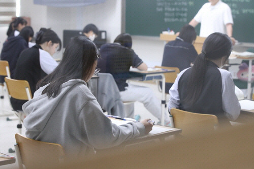 대전의 한 고등학교에서 고3 학생들이 시험을 치르고 있다. 연합뉴스