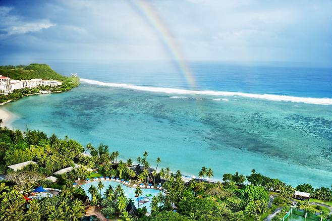 아침 무지개가 뜬 괌 투몬 베이