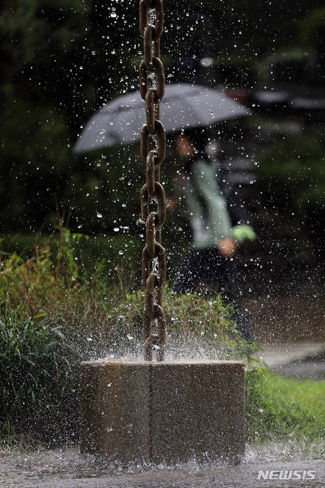 [서울=뉴시스] 박진희 기자 = 전국 곳곳에 가을비가 내리고 있는 지난 13일 서울 중구 국립극장 인근 남산 순환로를 한 시민이 우산을 쓰고 이동하고 있다. 2023.09.20. pak7130@newsis.com
