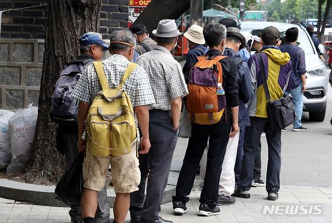 [서울=뉴시스] 조성봉 기자= 서울 종로구 탑골공원 인근에서 노인들이 무료 배식을 받기 위해 줄지어 서 있는 모습. 2023.06.04. suncho21@newsis.com