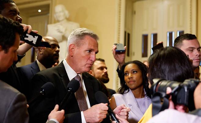 20일(현지시간) 미 의회 의사당에서 기자들의 질문에 응답하는 케빈 매카시 미 하원의장. 연합뉴스