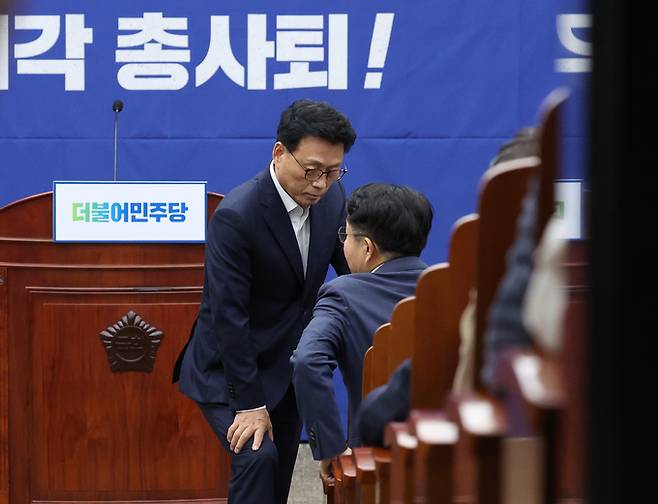 이재명 더불어민주당 대표의 체포동의안 표결을 하루 앞둔 20일 오후 서울 여의도 국회에서 열린 더불어민주당 비공개 의원총회에서 박광온 원내대표와 조정식 사무총장이 대화를 하고 있다. 뉴스1