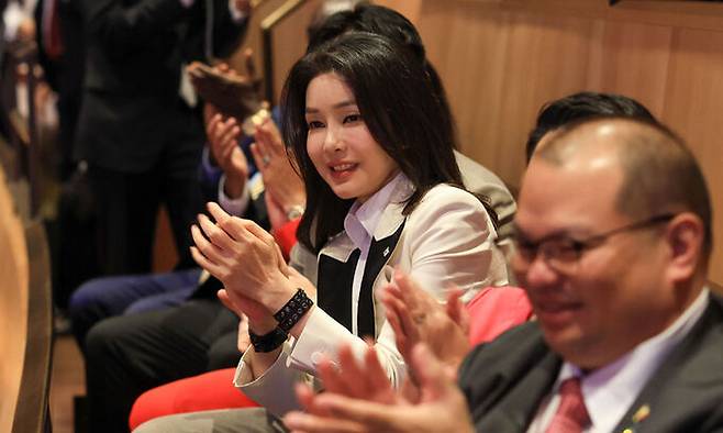 윤석열 대통령 부인 김건희 여사가 20일(현지시간) 뉴욕 링컨센터 데이비드 게펜 홀에서 국립합창단의 '훈민정음' 공연을 관람한 뒤 박수치고 있다. 공동취재사진