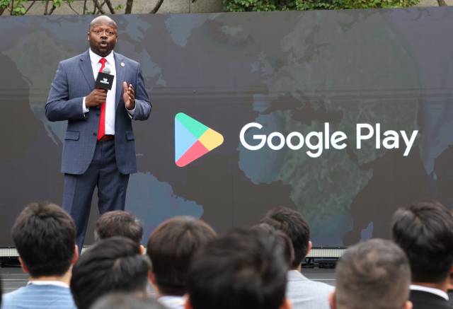 윌슨 화이트 공공 정책 총괄 부사장이 21일 서울 중구 신라호텔에서 열린 '구글 포 대한민국 2023' 행사에서 국내 앱·게임 개발사의 성과를 소개하고 있다. 연합뉴스