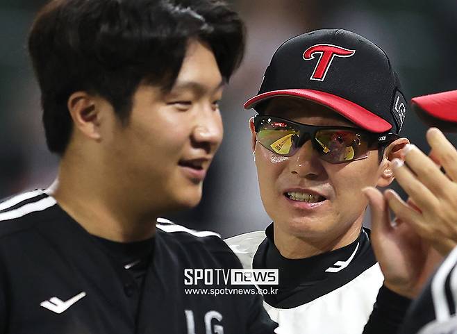 ▲ 염경엽 감독이 문보경을 흐뭇한 표정으로 바라보고 있다. ⓒ곽혜미 기자