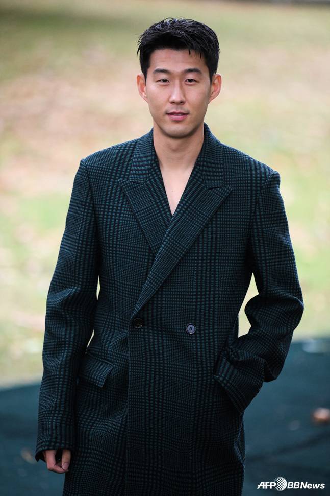 손흥민이 패션 위크에 참석해 포즈를 취하고 있다. /AFPBBNews=뉴스1