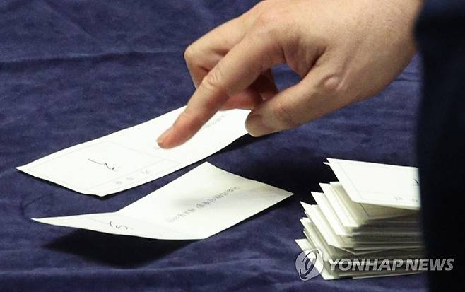 '이재명 체포안' 가결 정족수 148표? 149표?…李 참석 여부 변수 [연합뉴스 자료사진] 지난 2월 27일 국회에서 열린 본회의에서 더불어민주당 이재명 대표에 대한 체포동의안 표결 결과를 의원들이 바라보고 있다.