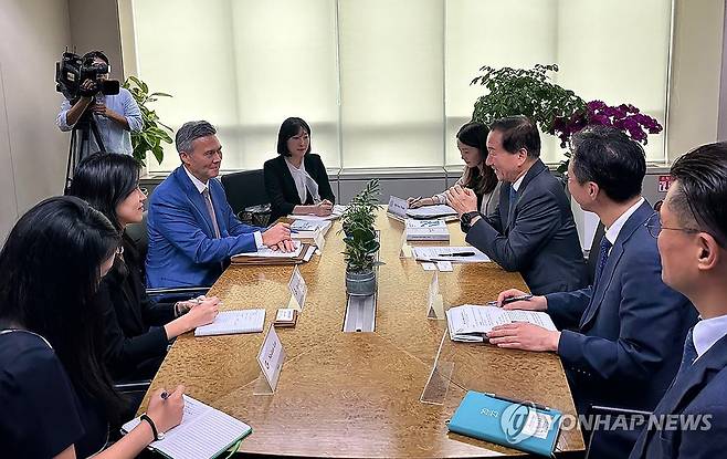 마컴 에릭슨 구글 부사장 만난 류희림 방심위원장 (서울=연합뉴스) 오규진 기자 = 류희림 방송통신심의위원장이 21일 양천구 목동 방송회관에서 마컴 에릭슨 구글 부사장과 만나 온라인상 불법·유해정보 근절을 위한 협력을 당부하고 있다. 2023.9.21 acdc@yna.co.kr