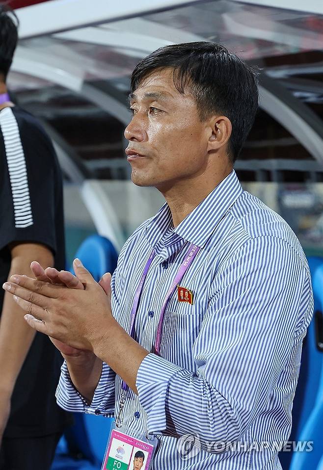 박수치는 신용남 감독 (진화[중국]=연합뉴스) 신현우 기자 = 21일 오후 중국 저장성 진화 저장성사범대동쪽경기장에서 열린 2022 항저우 아시안게임 남자 축구 예선 F조 2차전 키르기스스탄과 북한의 경기에 앞서 북한 신용남 감독이 박수치고 있다. 2023.9.21 nowwego@yna.co.kr