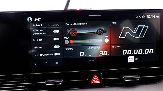 앞뒤 구동비율, 가속페달과 브레이크 페달 사용량을 보여준다.  사진 = 오종훈