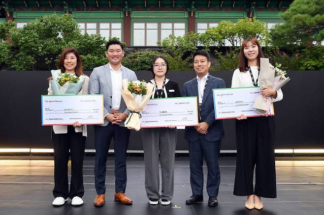 마이크 김 구글 스타트업 캠퍼스 아태지역 총괄과 임정욱 중소벤처기업부 창업벤처혁신실장이 ‘구글 스타트업 캠퍼스 여성 파운더스 펀드’를 수상한 이혜준 카이헬스 대표, 권서현 무니스 대표, 정가혜 제너레잇 공동창업자 겸 기술총괄과 기념 촬영을 하고 있다. (사진=구글코리아)