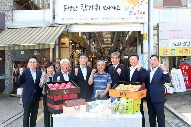 문동권 신한카드 사장은 이복현 금융감독원장과 함께 22일 오전 서울 관악구 신원시장을 찾아 식료품을 구입해 사회복지시설 및 취약계층에 전달하는 행사를 가졌다. 문동권 사장(오른쪽 두번째)이 이복현 원장(오른쪽에 다섯번째)과 함께 전통시장 상인들을 응원하고 있다. (사진=신한카드)