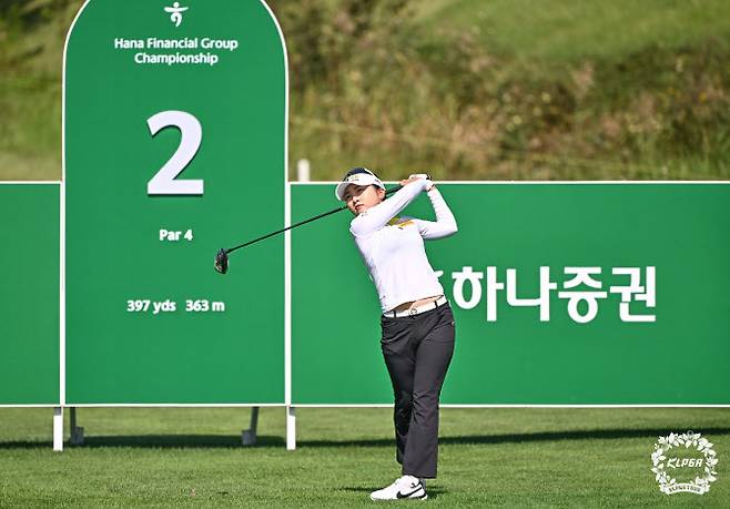 이예원이 2번홀에서 티샷하고 있다. (사진=KLPGA)